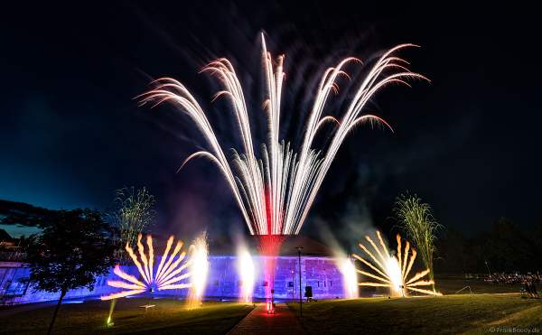Knackiges Feuerwerk mit Flammenprojektoren beim Festungsfest 2019 im Stadtpark "Fronte Lamotte" in Germersheim