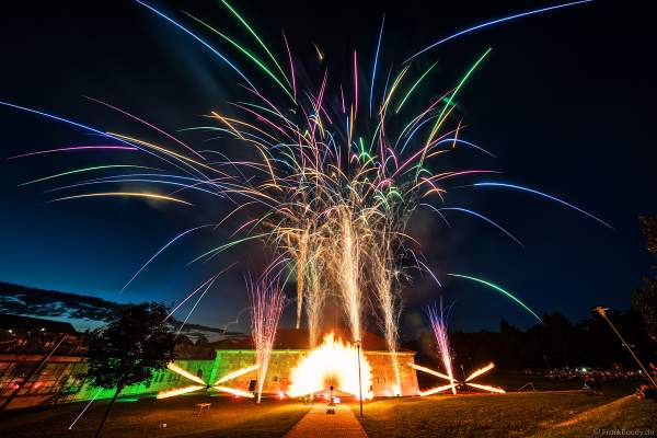 Knackiges Feuerwerk mit Flammenprojektoren beim Festungsfest 2019 im Stadtpark "Fronte Lamotte" in Germersheim