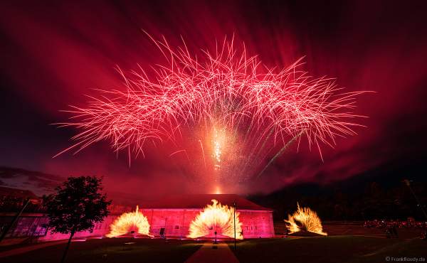 Knackiges Feuerwerk mit Flammenprojektoren beim Festungsfest 2019 im Stadtpark "Fronte Lamotte" in Germersheim
