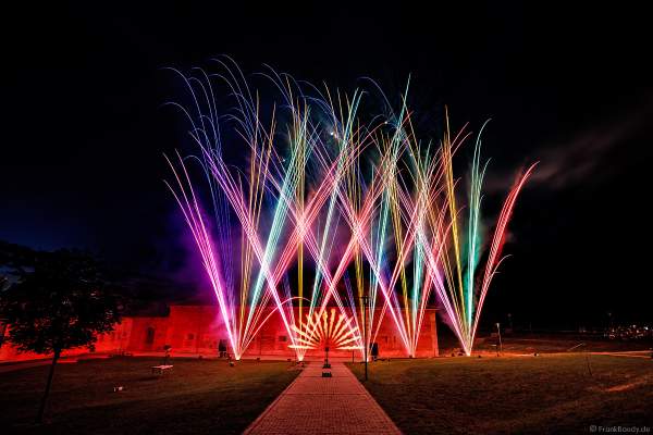 Knackiges Feuerwerk mit Flammenprojektoren beim Festungsfest 2019 im Stadtpark "Fronte Lamotte" in Germersheim