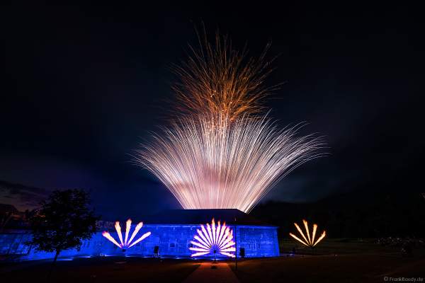 Knackiges Feuerwerk mit Flammenprojektoren beim Festungsfest 2019 im Stadtpark "Fronte Lamotte" in Germersheim