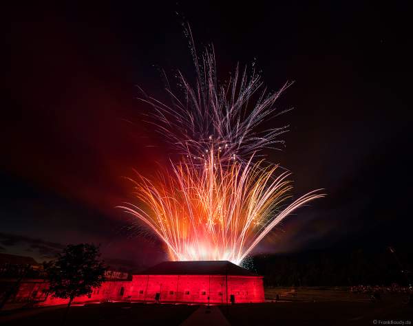 Knackiges Feuerwerk beim Festungsfest 2019 im Stadtpark "Fronte Lamotte" in Germersheim