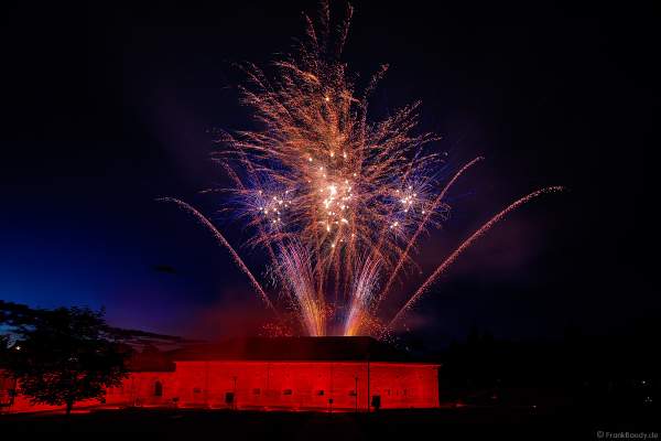 Knackiges Feuerwerk beim Festungsfest 2019 im Stadtpark "Fronte Lamotte" in Germersheim