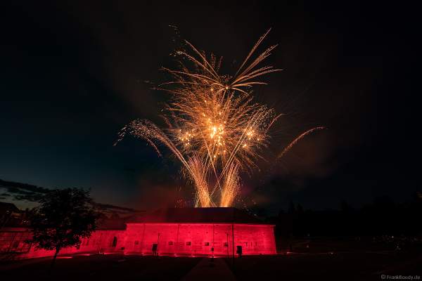Knackiges Feuerwerk beim Festungsfest 2019 im Stadtpark "Fronte Lamotte" in Germersheim