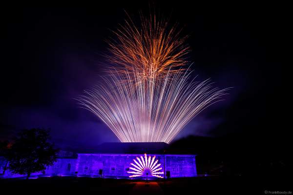 Knackiges Feuerwerk mit Flammenprojektoren beim Festungsfest 2019 im Stadtpark "Fronte Lamotte" in Germersheim