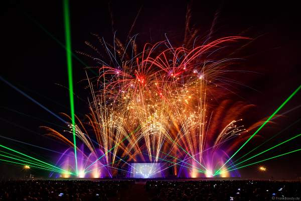 Multimediashow HYMNE À L’EUROPE beim Festival Vents d’Est 2019 mit einem Feuerwerk von Michael Lakin der Firma Starlight Design