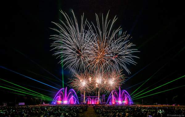 Inszenierung FOOT LEGEND beim Festival Vents d’Est 2019 mit einem Feuerwerk von Alexandre Battinger von der Firma Les artisans du Spectacle