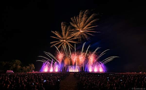 Multimediashow HYMNE À L’EUROPE beim Festival Vents d’Est 2019 mit einem Feuerwerk von Michael Lakin der Firma Starlight Design