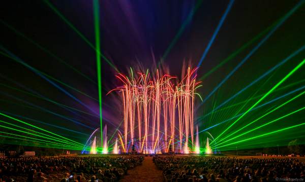 Inszenierung FOOT LEGEND beim Festival Vents d’Est 2019 mit einem Feuerwerk von Alexandre Battinger von der Firma Les artisans du Spectacle