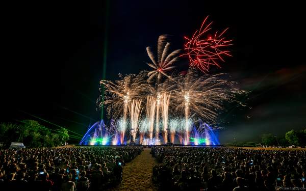 Multimediashow HYMNE À L’EUROPE beim Festival Vents d’Est 2019 mit einem Feuerwerk von Michael Lakin der Firma Starlight Design