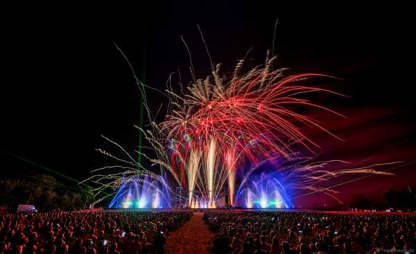 Multimediashow HYMNE À L’EUROPE beim Festival Vents d’Est 2019 mit einem Feuerwerk von Michael Lakin der Firma Starlight Design