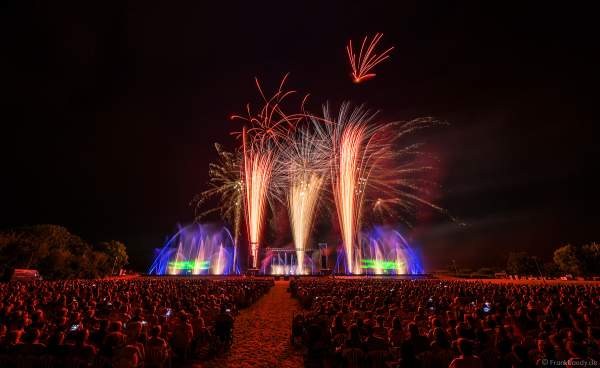 Multimediashow HYMNE À L’EUROPE beim Festival Vents d’Est 2019 mit einem Feuerwerk von Michael Lakin der Firma Starlight Design