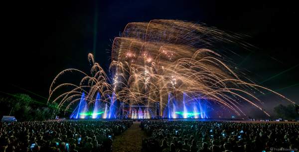 Multimediashow HYMNE À L’EUROPE beim Festival Vents d’Est 2019 mit einem Feuerwerk von Michael Lakin der Firma Starlight Design