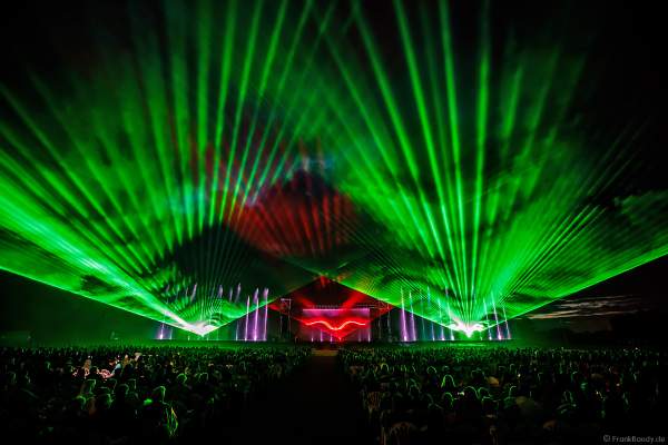 Inszenierung FOOT LEGEND beim Festival Vents d’Est 2019 mit Wassershow von Aquatique Show International und Laser von Focalise Belgium