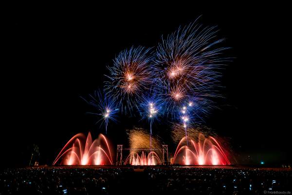 Multimediashow HYMNE À L’EUROPE beim Festival Vents d’Est 2019 mit einem Feuerwerk von Michael Lakin der Firma Starlight Design