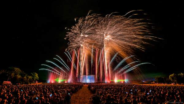Multimediashow HYMNE À L’EUROPE beim Festival Vents d’Est 2019 mit einem Feuerwerk von Michael Lakin der Firma Starlight Design