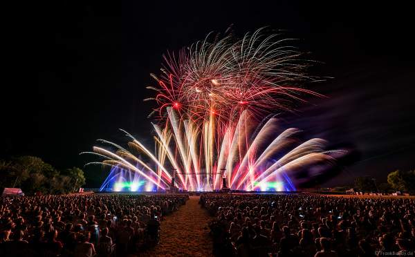 Multimediashow HYMNE À L’EUROPE beim Festival Vents d’Est 2019 mit einem Feuerwerk von Michael Lakin der Firma Starlight Design