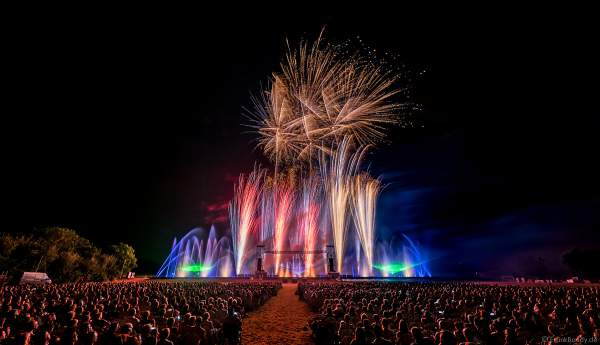 Multimediashow HYMNE À L’EUROPE beim Festival Vents d’Est 2019 mit einem Feuerwerk von Michael Lakin der Firma Starlight Design