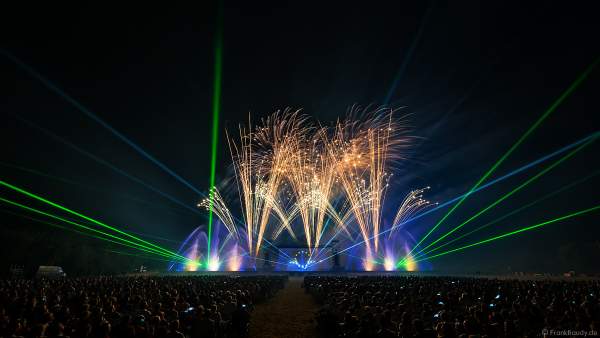 Multimediashow HYMNE À L’EUROPE beim Festival Vents d’Est 2019 mit einem Feuerwerk von Michael Lakin der Firma Starlight Design