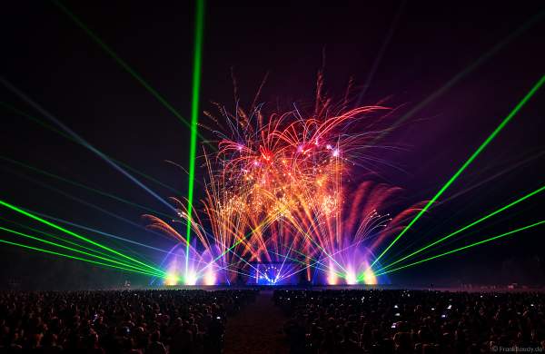 Multimediashow HYMNE À L’EUROPE beim Festival Vents d’Est 2019 mit einem Feuerwerk von Michael Lakin der Firma Starlight Design