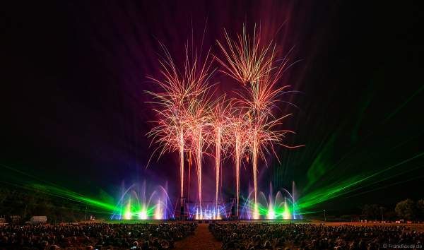Inszenierung FOOT LEGEND beim Festival Vents d’Est 2019 mit einem Feuerwerk von Alexandre Battinger von der Firma Les artisans du Spectacle