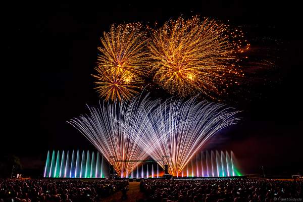 Multimediashow HYMNE À L’EUROPE beim Festival Vents d’Est 2019 mit einem Feuerwerk von Michael Lakin der Firma Starlight Design