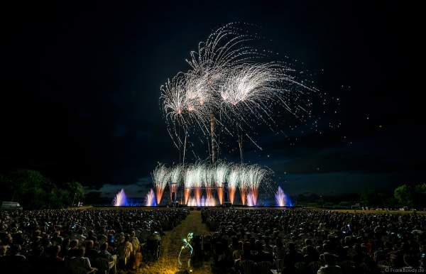 Multimediashow HYMNE À L’EUROPE beim Festival Vents d’Est 2019 mit einem Feuerwerk von Michael Lakin der Firma Starlight Design