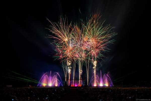 Inszenierung FOOT LEGEND beim Festival Vents d’Est 2019 mit einem Feuerwerk von Alexandre Battinger von der Firma Les artisans du Spectacle