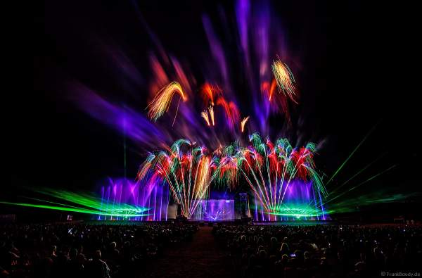 Inszenierung FOOT LEGEND beim Festival Vents d’Est 2019 mit einem Feuerwerk von Alexandre Battinger von der Firma Les artisans du Spectacle