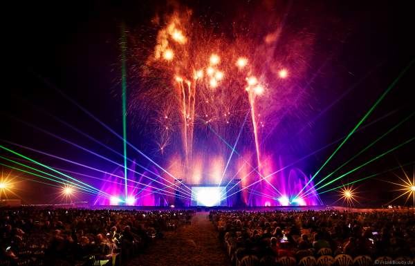 Inszenierung FOOT LEGEND beim Festival Vents d’Est 2019 mit einem Feuerwerk von Alexandre Battinger von der Firma Les artisans du Spectacle