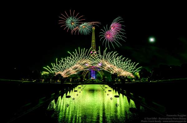 Der Eiffelturm mit spektakulärem Feuerwerk spiegelt sich im Wasser beim Nationalfeiertag am 14. Juli 2019 in Paris