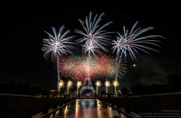Der Eiffelturm mit spektakulärem Feuerwerk spiegelt sich im Wasser beim Nationalfeiertag am 14. Juli 2019 in Paris