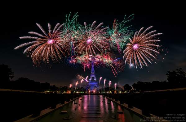 Kolossales Feuerwerk auf dem Eiffelturm beim Nationalfeiertag am 14. Juli 2019 in Paris