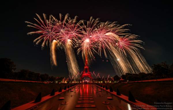 Kolossales Feuerwerk auf dem Eiffelturm beim Nationalfeiertag am 14. Juli 2019 in Paris