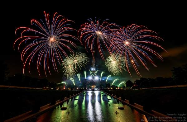 Kolossales Feuerwerk auf dem Eiffelturm beim Nationalfeiertag am 14. Juli 2019 in Paris