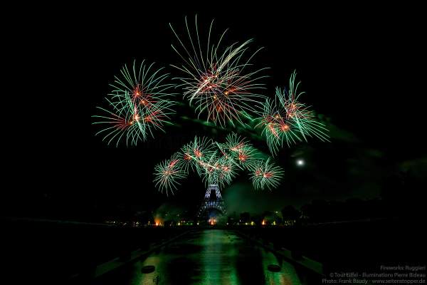 Kolossales Feuerwerk auf dem Eiffelturm beim Nationalfeiertag am 14. Juli 2019 in Paris