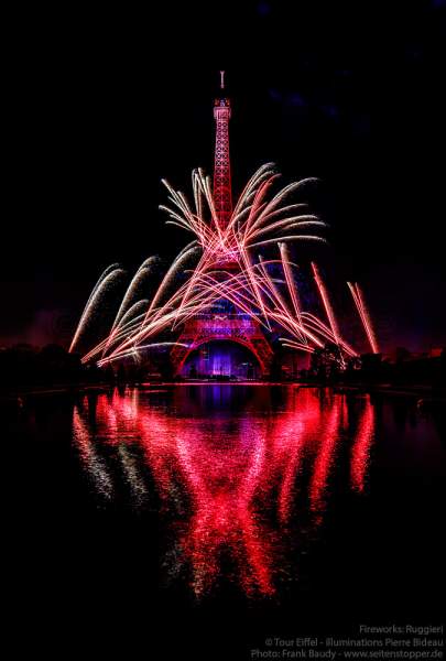 Der Eiffelturm mit spektakulärem Feuerwerk spiegelt sich im Wasser beim Nationalfeiertag am 14. Juli 2019 in Paris