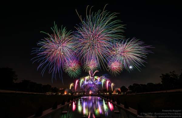 Der Eiffelturm mit spektakulärem Feuerwerk spiegelt sich im Wasser beim Nationalfeiertag am 14. Juli 2019 in Paris