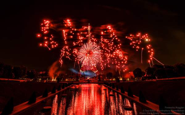 Der Eiffelturm mit spektakulärem Feuerwerk spiegelt sich im Wasser beim Nationalfeiertag am 14. Juli 2019 in Paris