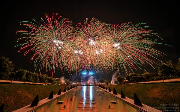 Kolossales Feuerwerk auf dem Eiffelturm beim Nationalfeiertag am 14. Juli 2019 in Paris