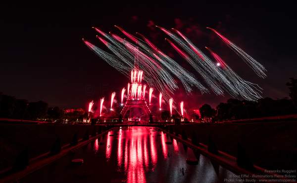 Kolossales Feuerwerk auf dem Eiffelturm beim Nationalfeiertag am 14. Juli 2019 in Paris