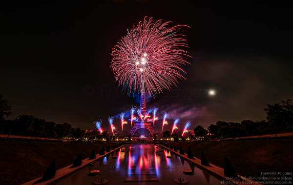 Kolossales Feuerwerk auf dem Eiffelturm beim Nationalfeiertag am 14. Juli 2019 in Paris