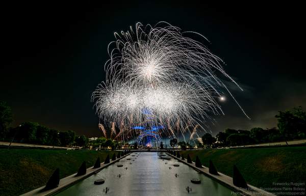 Kolossales Feuerwerk auf dem Eiffelturm beim Nationalfeiertag am 14. Juli 2019 in Paris