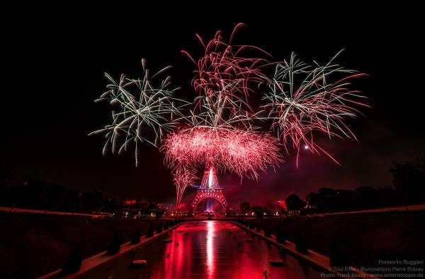 Kolossales Feuerwerk auf dem Eiffelturm beim Nationalfeiertag am 14. Juli 2019 in Paris