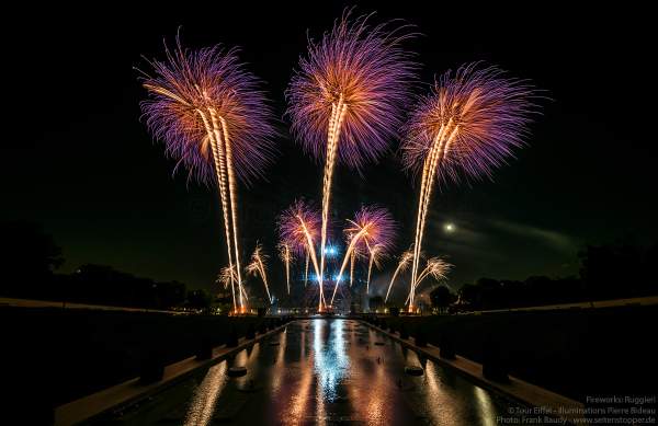 Kolossales Feuerwerk auf dem Eiffelturm beim Nationalfeiertag am 14. Juli 2019 in Paris