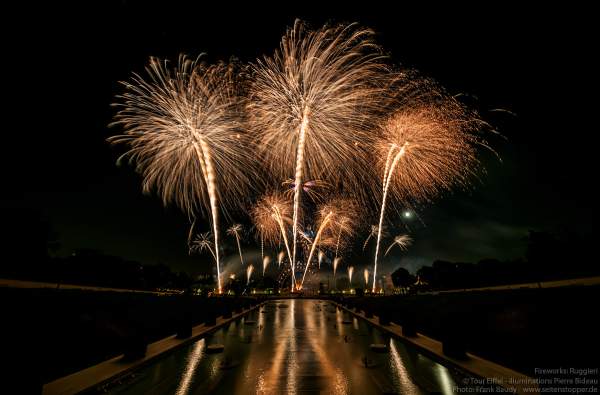 Kolossales Feuerwerk auf dem Eiffelturm beim Nationalfeiertag am 14. Juli 2019 in Paris