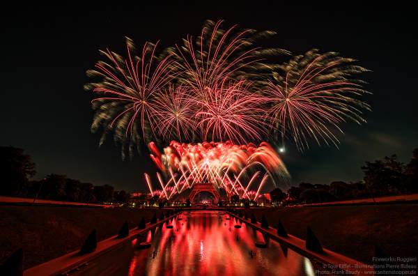 Kolossales Feuerwerk auf dem Eiffelturm beim Nationalfeiertag am 14. Juli 2019 in Paris