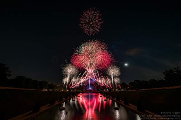 Kolossales Feuerwerk auf dem Eiffelturm beim Nationalfeiertag am 14. Juli 2019 in Paris