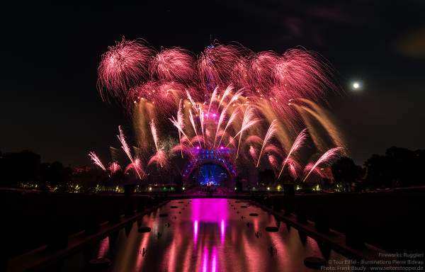 Kolossales Feuerwerk auf dem Eiffelturm beim Nationalfeiertag am 14. Juli 2019 in Paris