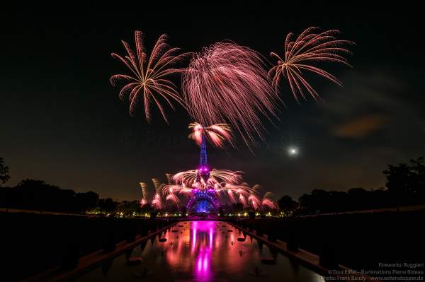 Kolossales Feuerwerk auf dem Eiffelturm beim Nationalfeiertag am 14. Juli 2019 in Paris